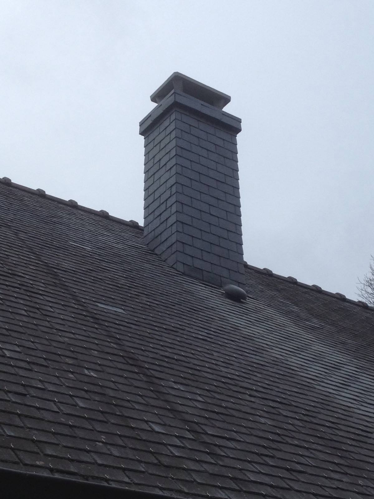 Habillage cheminée ARDOISE - Breizh toiture a Landaul - Morbihan 56