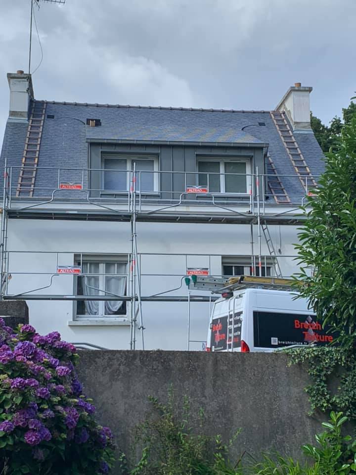 Réfection couverture ARDOISE & bardage ALU gris sur lucarne HENNEBONT - Breizh toiture a Landaul - Morbihan 56