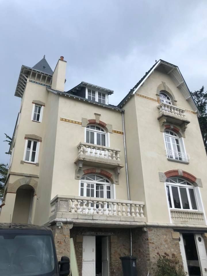 Réfection couverture ARDOISE belle demeure LARMOR BADEN après travaux vue de loin - Breizh toiture a Landaul - Morbihan 56