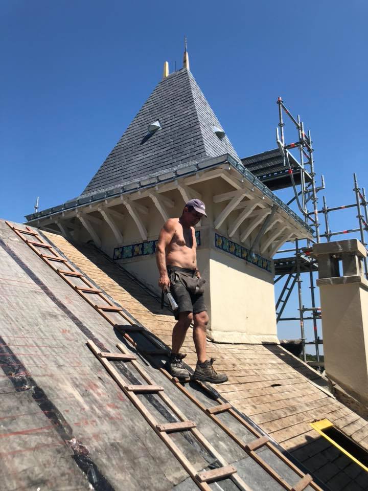 Réfection couverture ARDOISE belle demeure LARMOR BADEN pendant travaux - Breizh toiture a Landaul - Morbihan 56